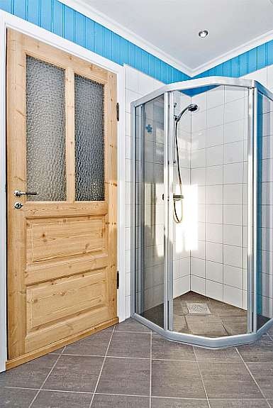 Flislagt dusjhjørne. Downlights i tak. Galleribilde