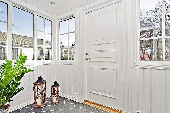 Romslig inngangsparti med varmekabler i gulv og downlights i tak. Galleribilde