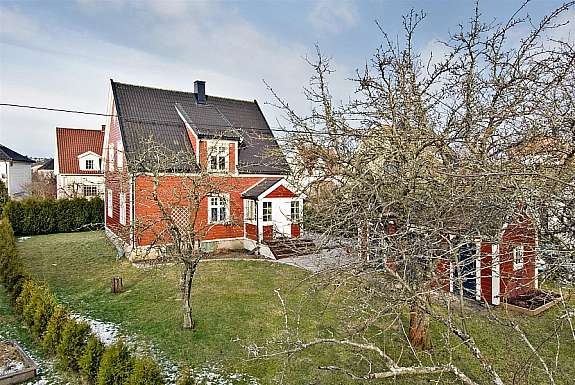 Koslig hus og hage. Galleribilde