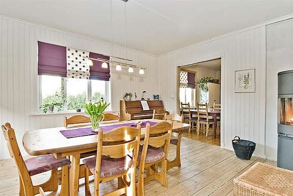 Stor stue med delvis åpen løsning mot kjøkken. Galleribilde