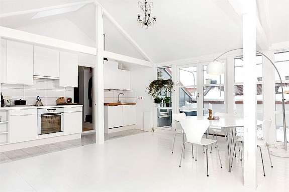 Meget lys, luftig stue med åpen kjøkkenløsning. Utgang til solrik takterrasse. Galleribilde