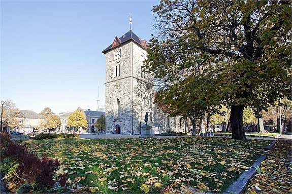 Uteområde ved Vår Frue Kirke og parken. Galleribilde