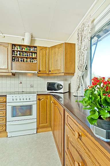 Kjøkkeninnredning med fronter i eik, og laminerte benkeplater Galleribilde