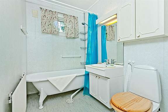 Bad i 1. etg. med wc, baderomsinnredning, badekar med dusj Galleribilde