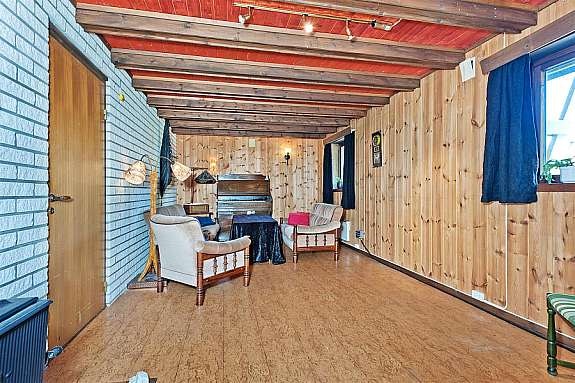 Stue i sokkeletg. med vedovn Galleribilde