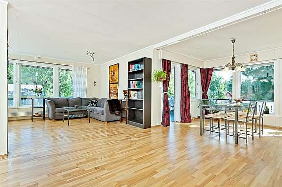 Romslig 2-delt stue med mye lys, utg. til terrasse, peis. Galleribilde