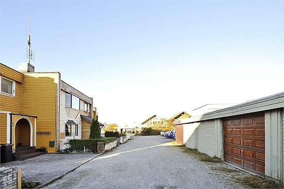 Fasade og garasje i rekke Galleribilde