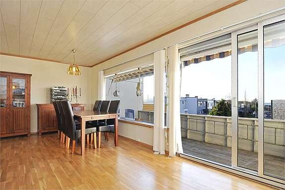 Utgang til terrasse fra stuen Galleribilde