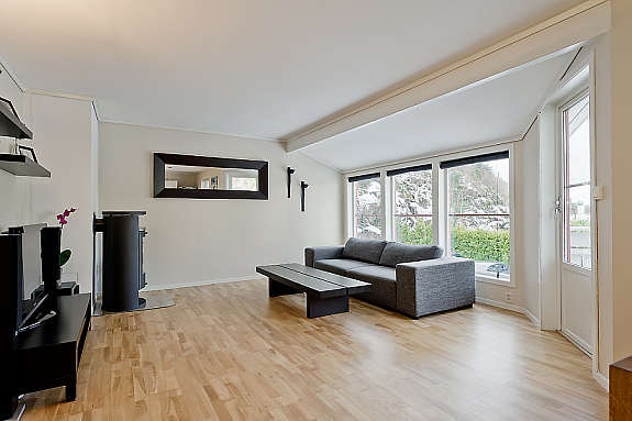 Store vinduer gir godt lysinnfall Galleribilde