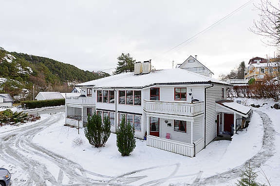 Stor parkering i front av boligen Galleribilde