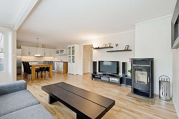 Lys stue med parkett på gulv og lyse veggflater Galleribilde