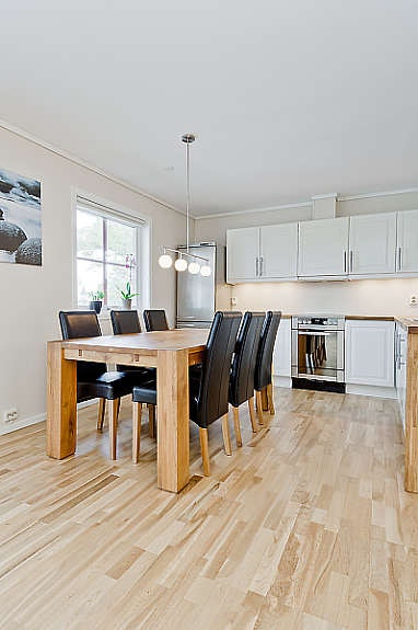 Pent kjøkken med plass til spisestue Galleribilde