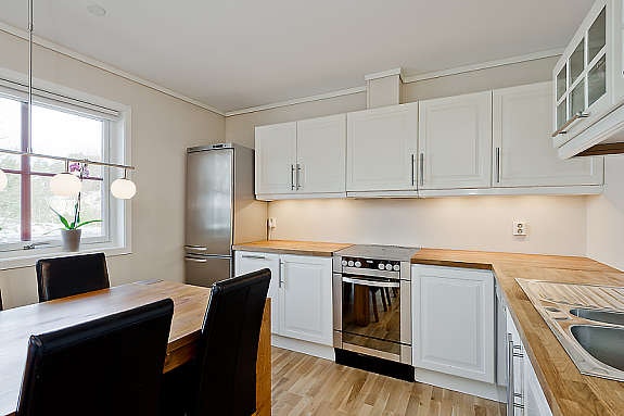 Pent kjøkken med plass til spisestue Galleribilde