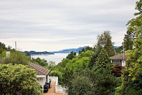 Utsikt fra terrasse sommerstid Galleribilde