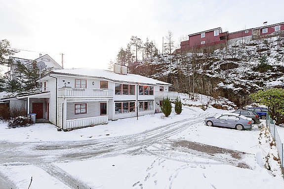 Stor parkering i front av boligen Galleribilde