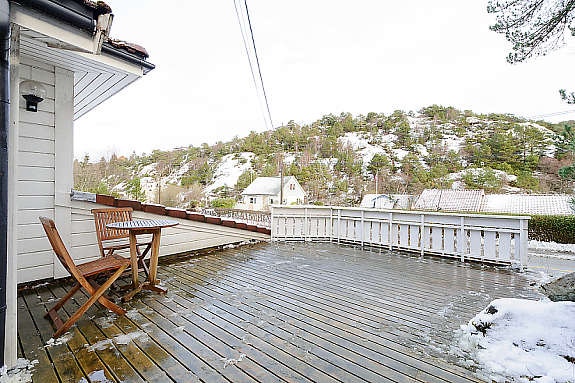 Romslig terrasse på sden av boligen Galleribilde