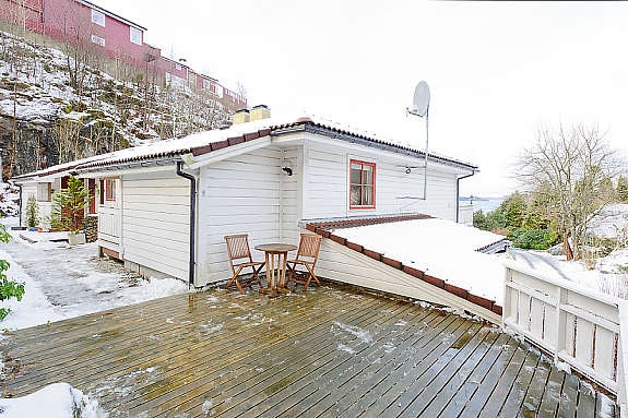 Romslig terrasse på siden av boligen Galleribilde