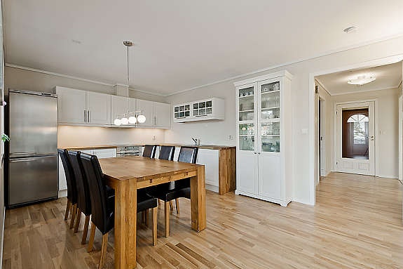 Pent kjøkken med plass til spisestue Galleribilde