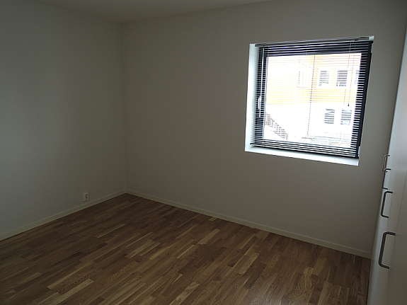 Soverom med god plass til dobbeltseng Galleribilde