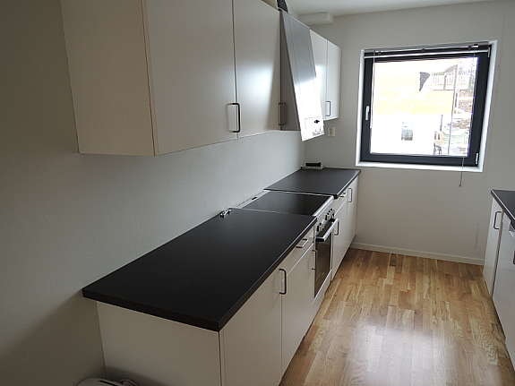 Kjøkken - Komfyr, oppvaskmaskin og stort kombiskap inkludert Galleribilde