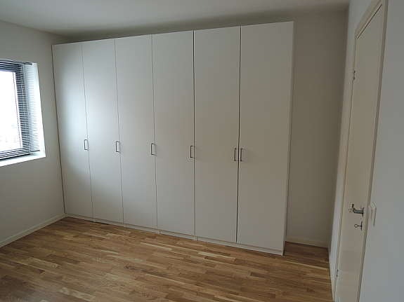 Soverom med meget god garderobeplass Galleribilde