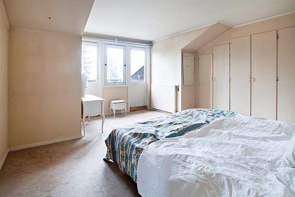 Stort hovedsoverom med balkong, eget bad og bod. Galleribilde