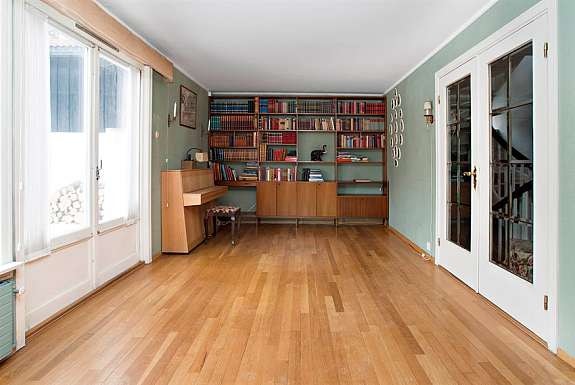 Stor, lys stue med peis Galleribilde