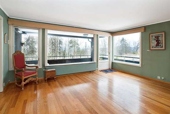 Stor, lys stue med peis Galleribilde