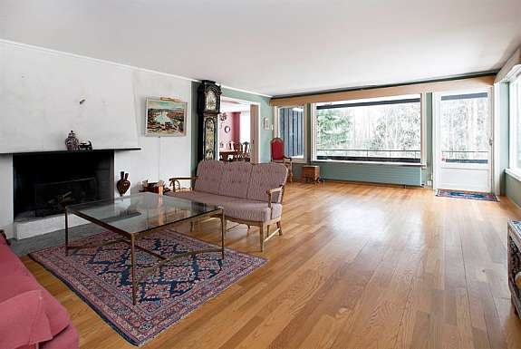 Stor, lys stue med peis Galleribilde