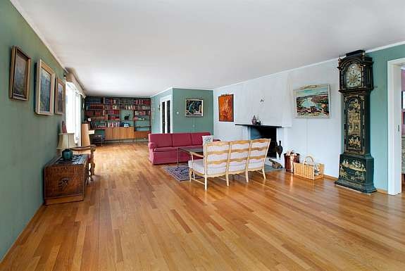 Stor, lys stue med peis Galleribilde