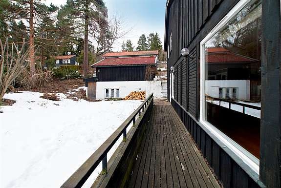Terrasse rundt husvegg på hageside Galleribilde