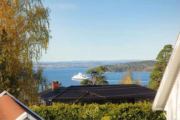 Gløtt av utsikt fra terrasse Galleribilde