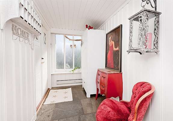 Lys romslig hall. Galleribilde