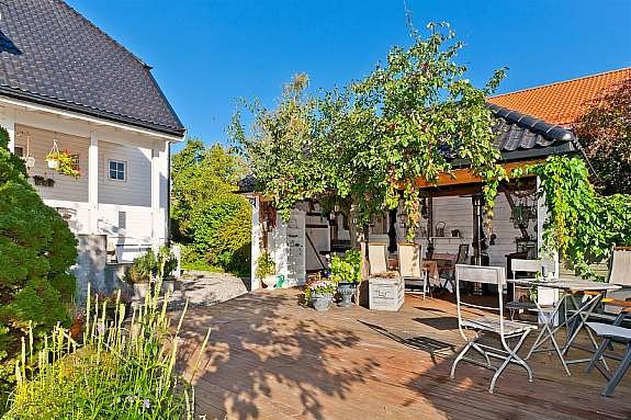 Delvis overbygget uteareal - bør oppleves. Galleribilde