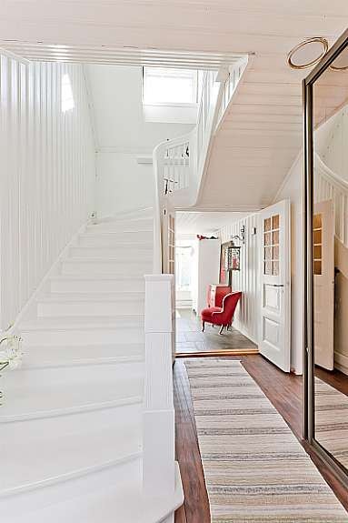 Trappegang med majestetisk trapp til 2 etasje. Galleribilde