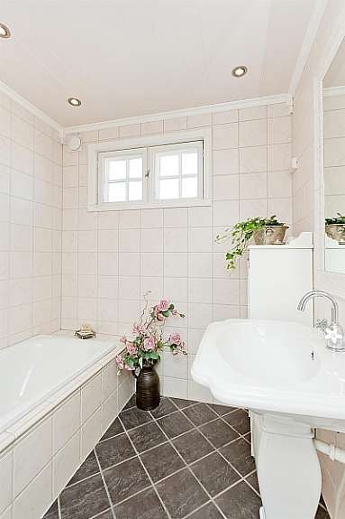 Smakfullt flislagt bad. Galleribilde