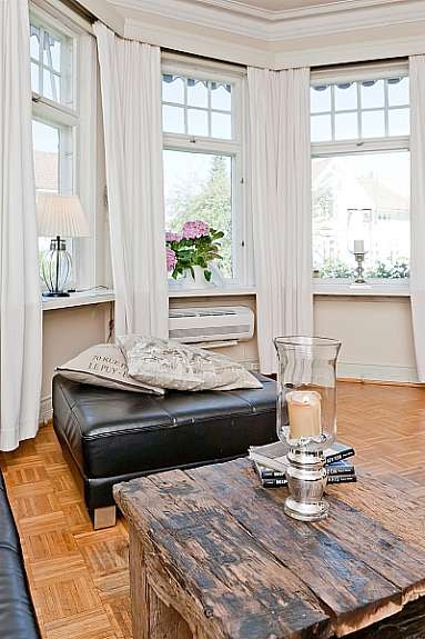 Stue - med tidsriktig karnapp. Galleribilde