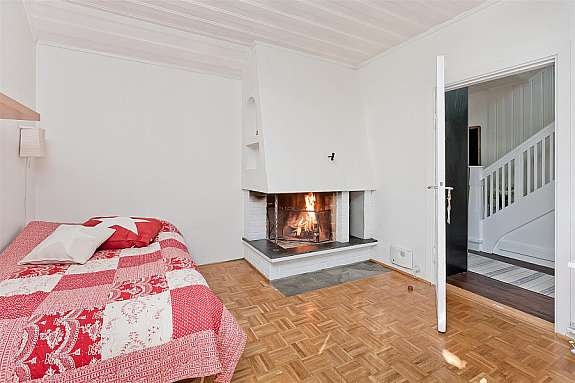 Soverom med sjarmerende peis. Galleribilde