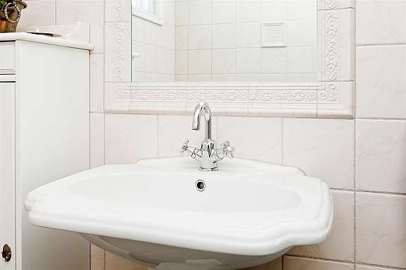 Bad - vask med blandebatteri som passer godt inn i husets stil. Galleribilde