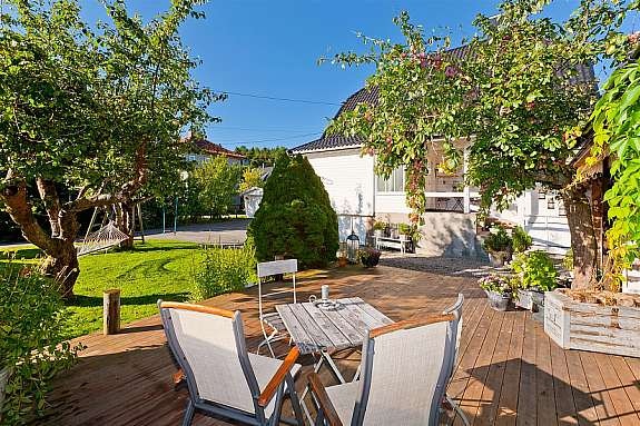 Usjenert "bakgård" som er hyggelig opparbeidet. Galleribilde