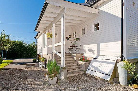 Overbygd inngangsparti. Galleribilde