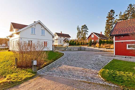 Stor flott stenlagt gårdsplass Galleribilde