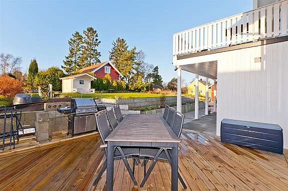 Flott usjenert og skjermet uteplass ved inngangsparti. Galleribilde