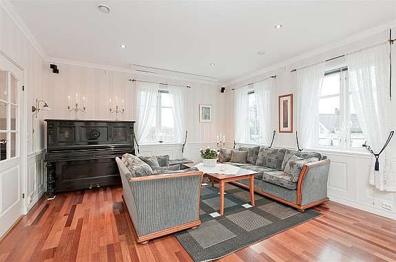 Stor stue med gjennførte kvaliteter. Galleribilde