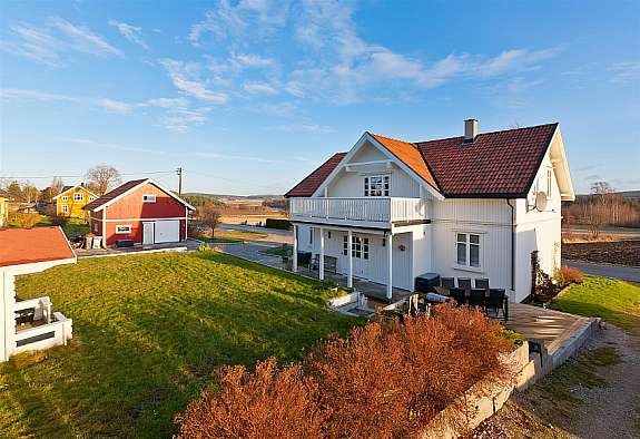 Tiltalende enbolig på stor tomt. Galleribilde