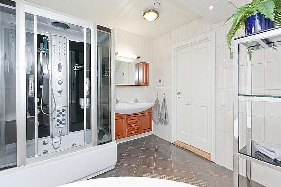 Flotte bad med høy standard. Dusj og boblekar i ett. Galleribilde