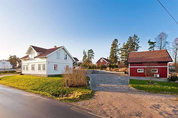 Eiendommen ligger solrikt til i landlige omgivelser Galleribilde