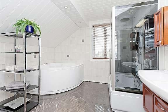 Badet inneholder badekar, dusj med boblekar. Galleribilde