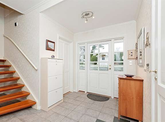 Flott inngangsparti i lyse farger. Galleribilde