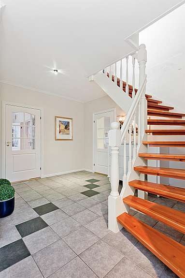 Stor hall og trppegang til 2.etg. Galleribilde